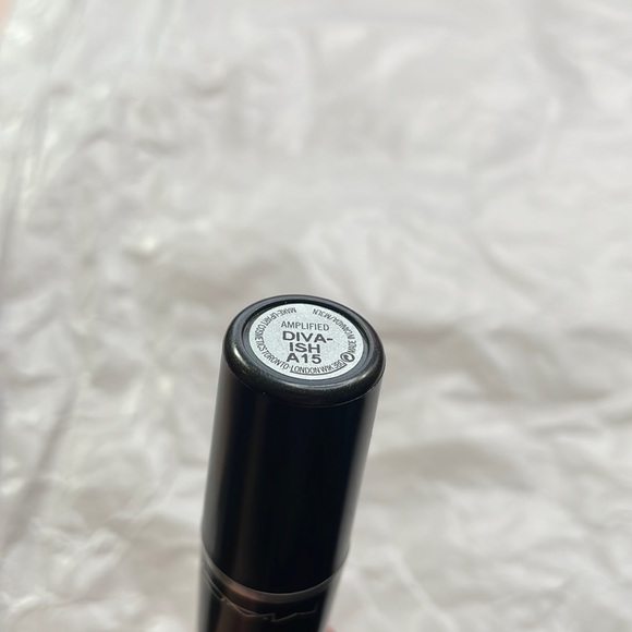 MAC Diva-ish Amplified Creme Lipstick NEW - Picture 2 of 2